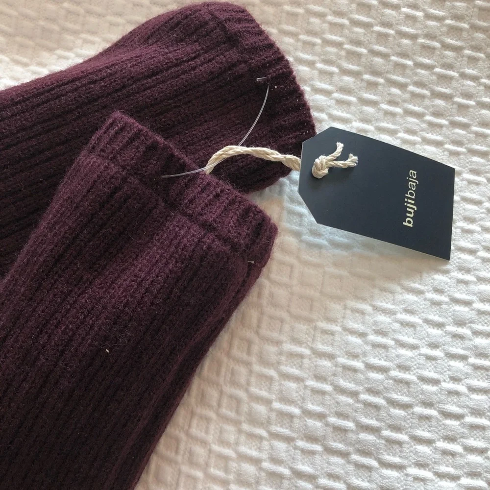 Bujibaja Hat Attack Cozy Hand Warmers In Burgundy